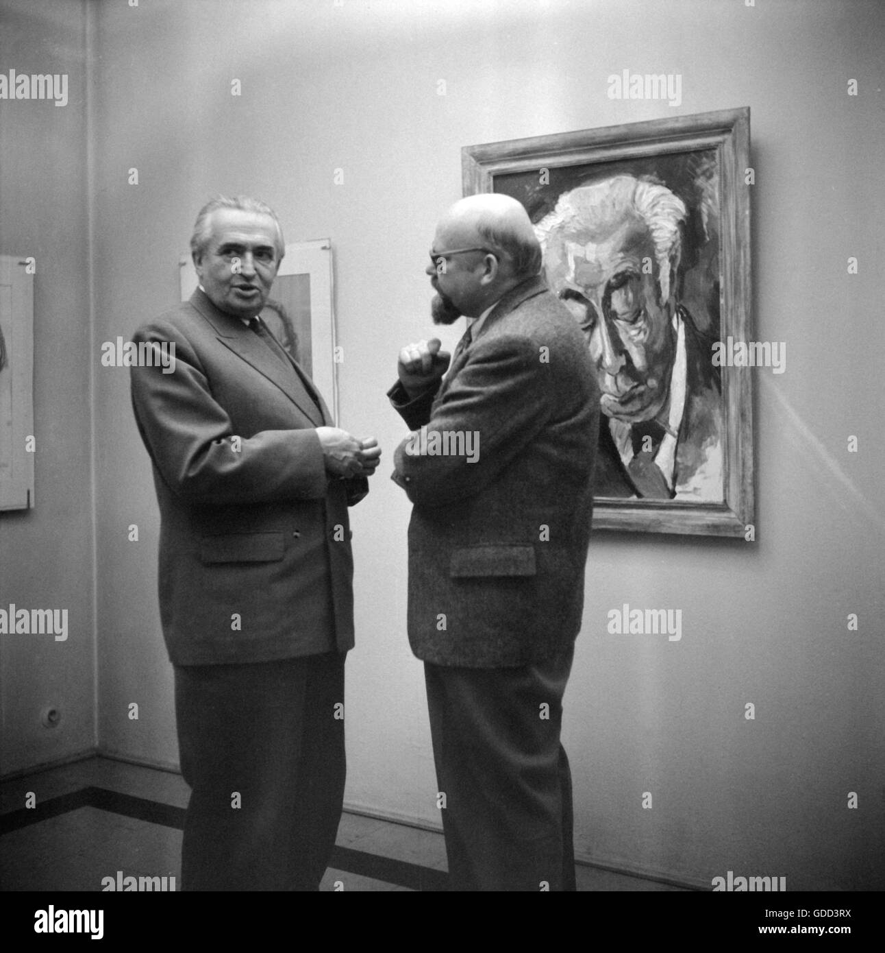 Gurlitt, Wolfgang, 15.2.1888 - 26.3.1965, German art dealer and publisher, with the painter Hans Juergen Kallmann in an art exhibition, Munich, May 1955, Stock Photo