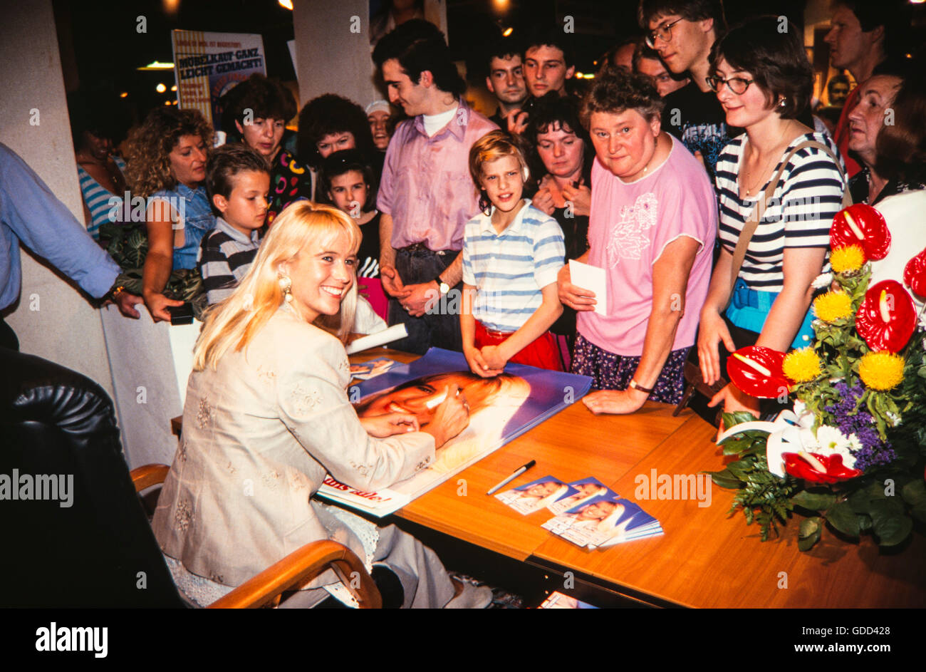 Mol, Linda de, * 8.7.1964, German / Dutch presenter, half length, at autographing session, SUMA shopping centre, Munich, 1.7.1993, Stock Photo