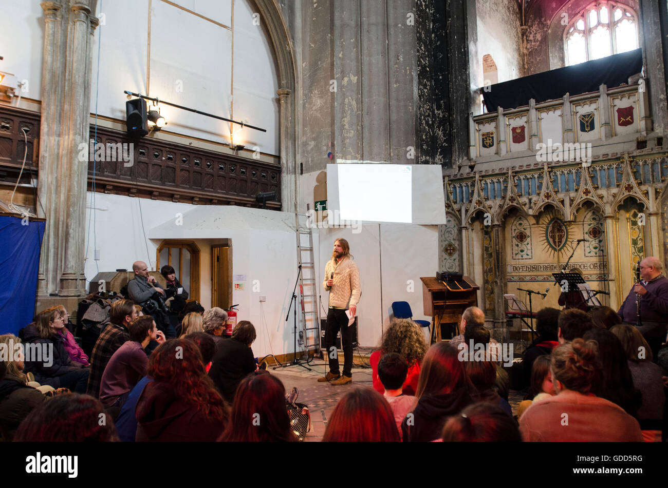 Stand up comedians turned humanist ministers Sanderson Jones and Pippa