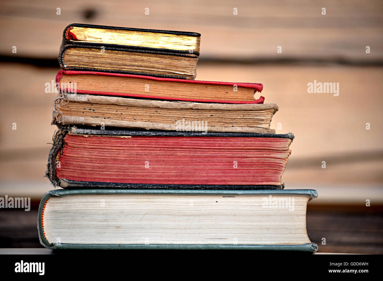 Piled books hi-res stock photography and images - Alamy