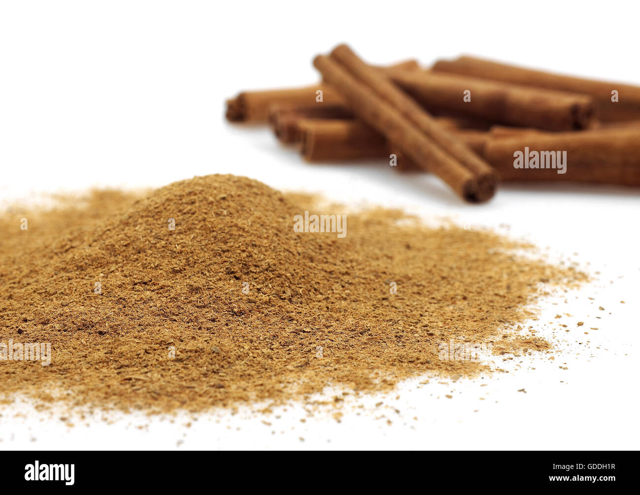 CINNAMON BARK AND POWDER cinnamomum zeylanicum AGAINST WHITE BACKGROUND