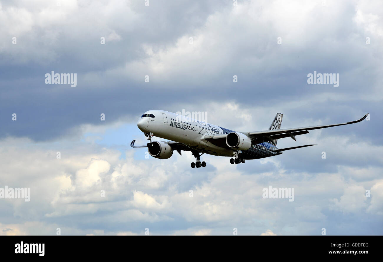 Farnborough, Hampshire, UK. 14th July, 2016. Day 4 of the Farnborough International Airshow.  The Airbus A350 XWB takes to the skies in a  flying demonstration Credit:  Wendy Johnson /Alamy Live News Stock Photo
