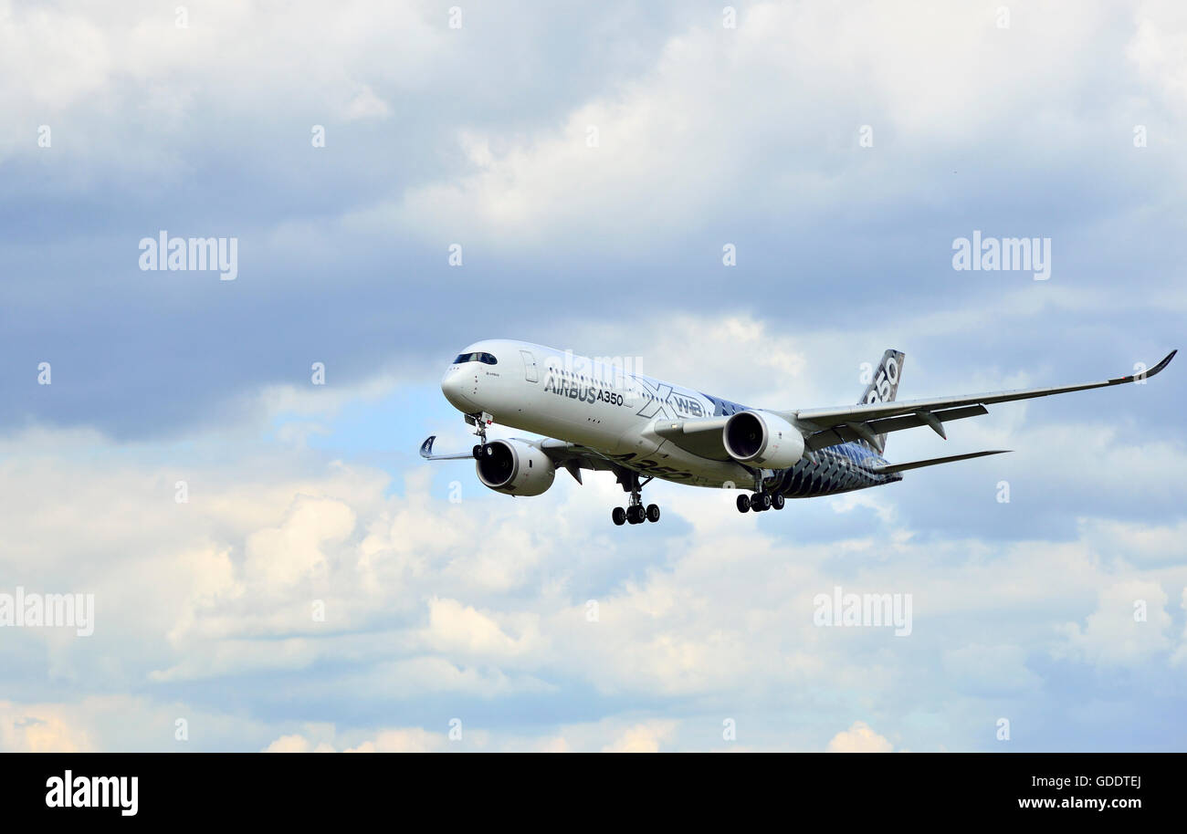 Farnborough, Hampshire, UK. 14th July, 2016. Day 4 of the Farnborough International Airshow.  The Airbus A350 XWB landing after it's flying demonstration Credit:  Wendy Johnson/Alamy Live News Stock Photo