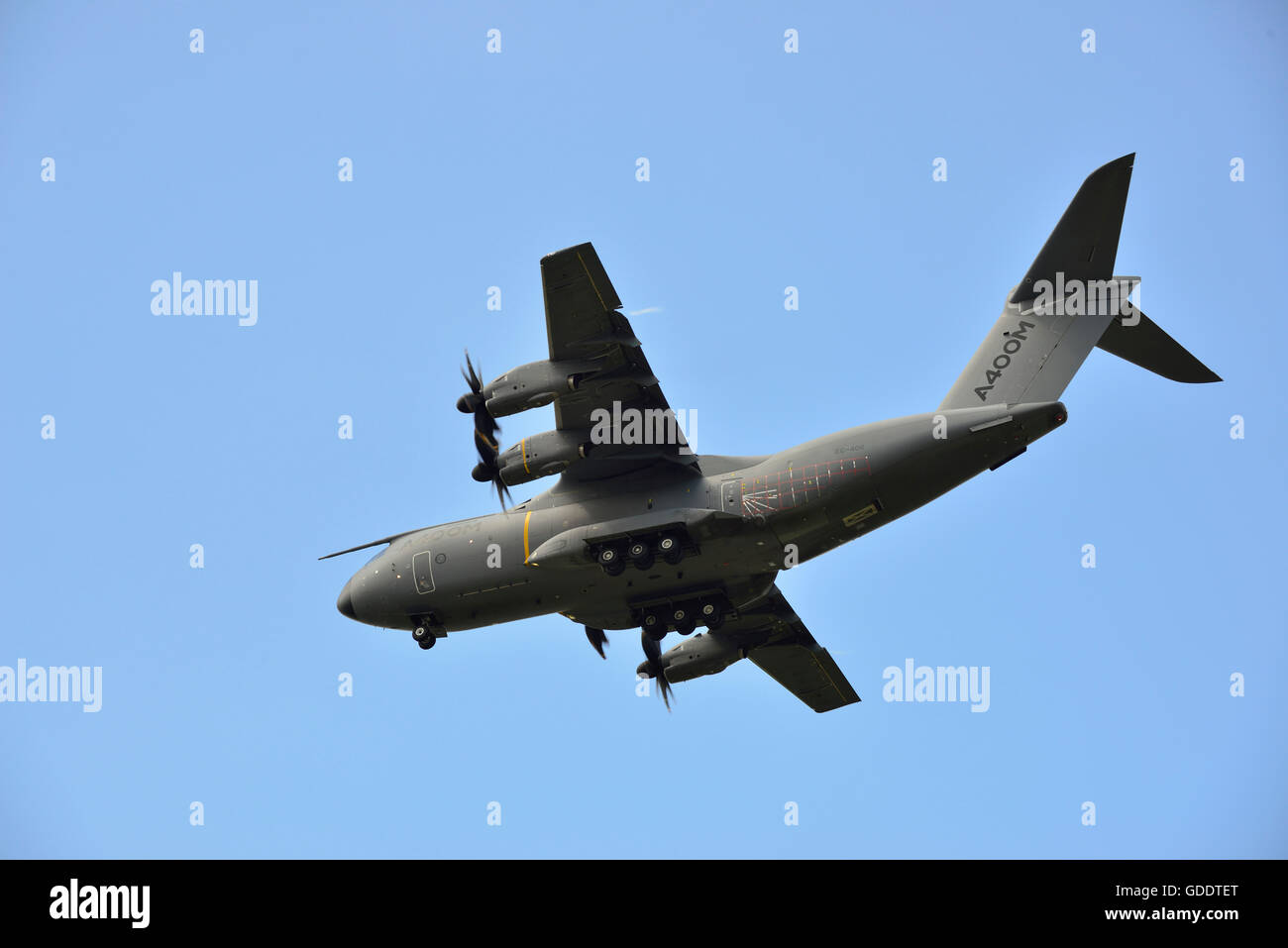 Farnborough, Hampshire, UK. 14th July, 2016. Day 4 of the Farnborough International Trade Airshow.  Airbus Military A400M takes  to the skies in a  flying demonstration Credit: Wendy Johnson/Alamy Live News Stock Photo