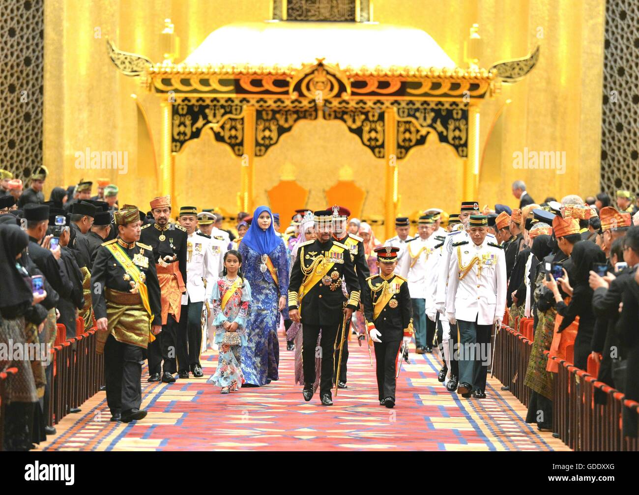 Bandar Seri Begawan, Brunei. 15th July, 2016. Brunei's Sultan Haji Hassanal Bolkiah (C) and the royal family attend a ceremony to confer state decorations on 22 people at Istana Nurul Iman palace in Bandar Seri Begawan, Brunei, July 15, 2016. Brunei celebrated the Sultan Hassanal Bolkiah's 70th birthday in Bandar Seri Begawan on Friday. The Sultan inspected the honor guard at Omar Ali Saifuddien square and conferred state decorations on 22 people during his 70th birthday investiture ceremony at Istana Nurul Iman palace. Credit:  Jeffrey Wong/Xinhua/Alamy Live News Stock Photo