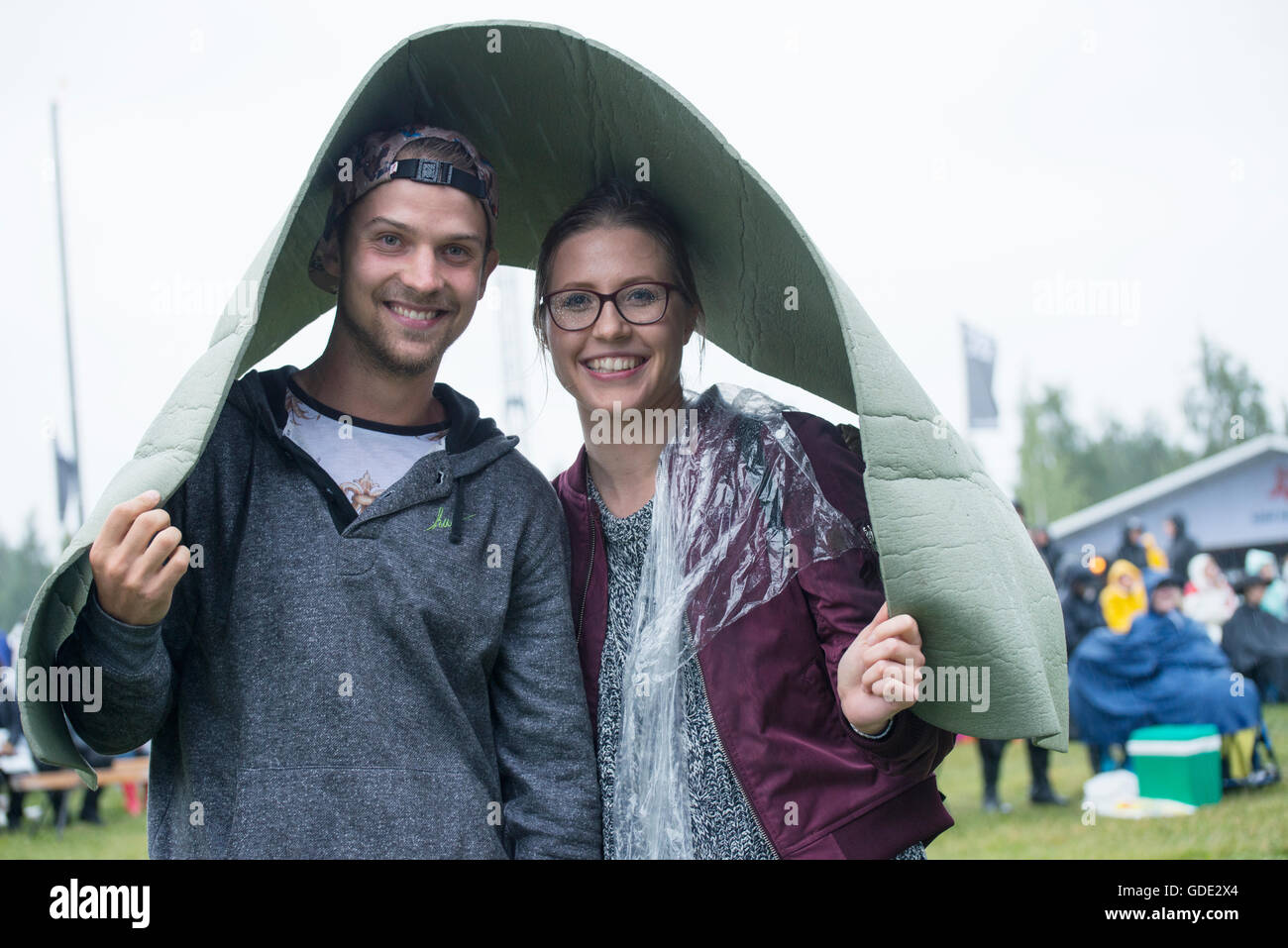 Pori, Finland. 15th July 2016. Fans in the rain watch Brittish singer-songwriter Richard (Paul) Ashcroft performing at the 51th Pori Jazz Festival. Credit:  Stefan Crämer/Alamy Live News Stock Photo