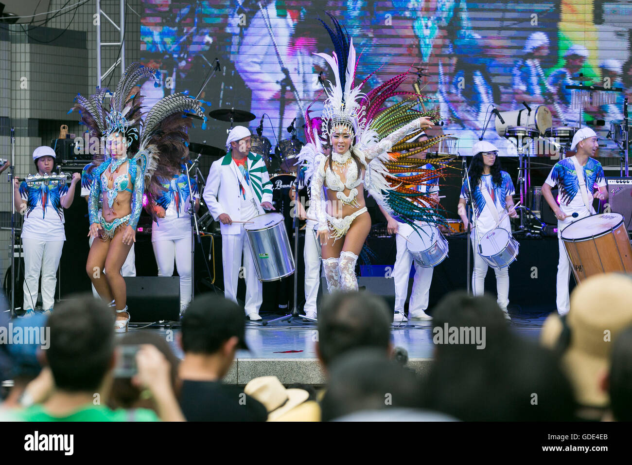 Tokyo, Japan. 16th July, 2016. Samba dancers perform at the Festival Brasil 2016 at Yoyogi Park on July 16, 2016, Tokyo, Japan. The annual festival brings together Brazilian food and entertainment including Samba and Capoeira performers. Organized by the Camara de Comercio Brasileira no Japao the event runs until July 17. The Brazilian community is the third largest immigrant population in Japan. Credit:  Rodrigo Reyes Marin/AFLO/Alamy Live News Stock Photo
