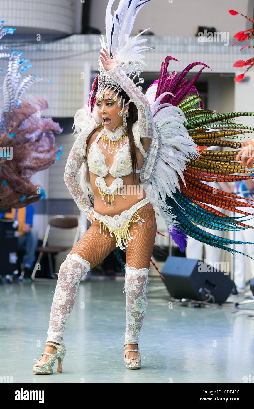 Tokyo, Japan. 16th July, 2016. A samba dancer performs at the Festival Brasil 2016 at Yoyogi Park on July 16, 2016, Tokyo, Japan. The annual festival brings together Brazilian food and entertainment including Samba and Capoeira performers. Organized by the Camara de Comercio Brasileira no Japao the event runs until July 17. The Brazilian community is the third largest immigrant population in Japan. Credit:  Rodrigo Reyes Marin/AFLO/Alamy Live News Stock Photo