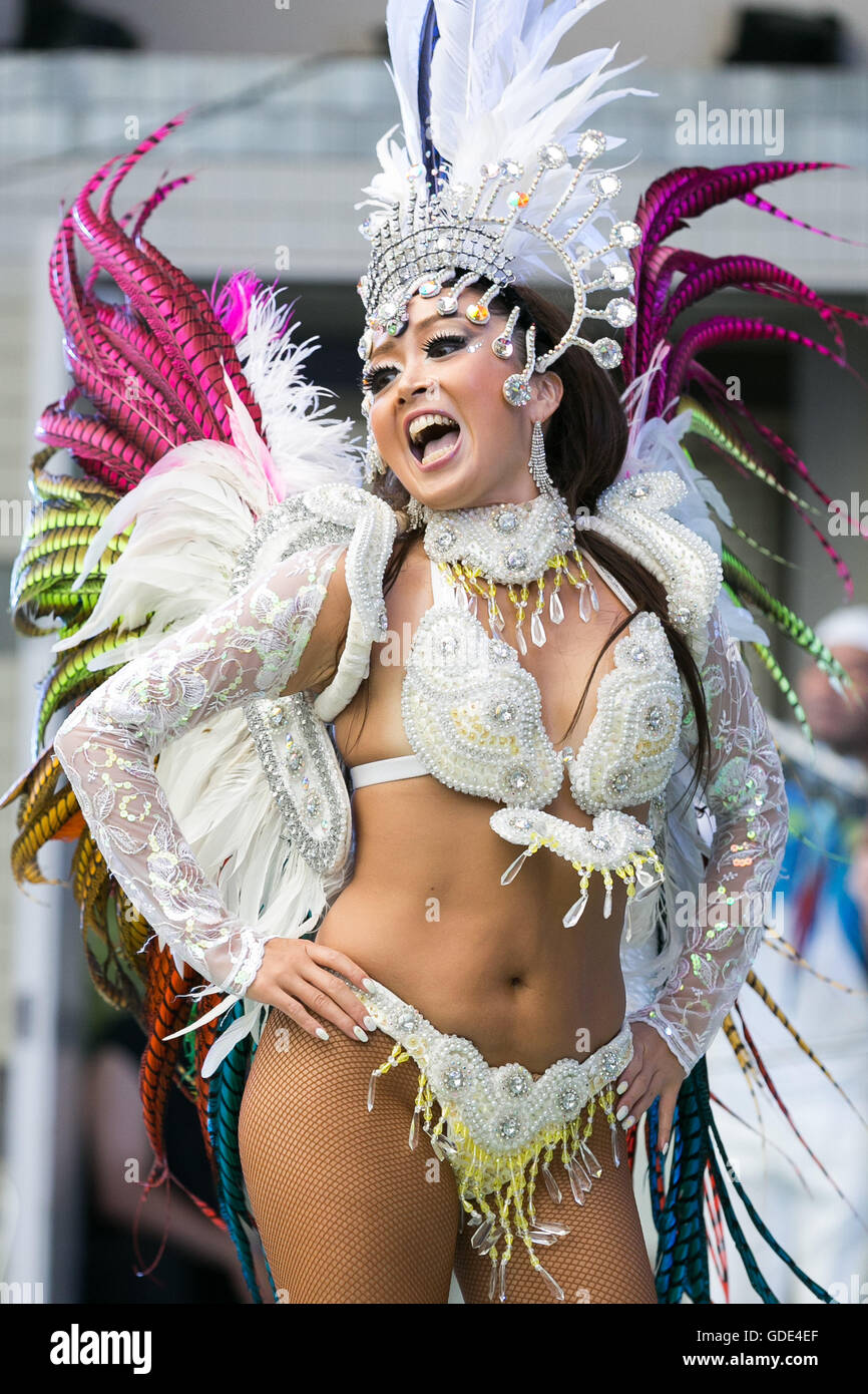 Tokyo, Japan. 16th July, 2016. A samba dancer performs at the Festival Brasil 2016 at Yoyogi Park on July 16, 2016, Tokyo, Japan. The annual festival brings together Brazilian food and entertainment including Samba and Capoeira performers. Organized by the Camara de Comercio Brasileira no Japao the event runs until July 17. The Brazilian community is the third largest immigrant population in Japan. Credit:  Rodrigo Reyes Marin/AFLO/Alamy Live News Stock Photo