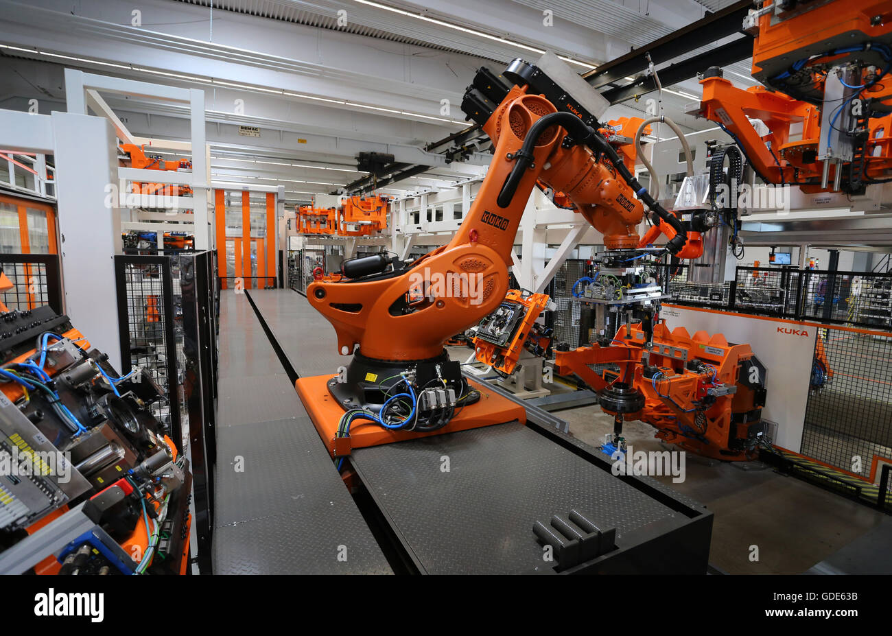 Augsburg, Germany. 14th July, 2016. Kuka robot 'Titan' assembles a robot of  the same type at the production site of robot manufacturer Kuka in Augsburg,  Germany, 14 July 2016. Photo: Karl-Josef Hildenbrand/dpa/Alamy