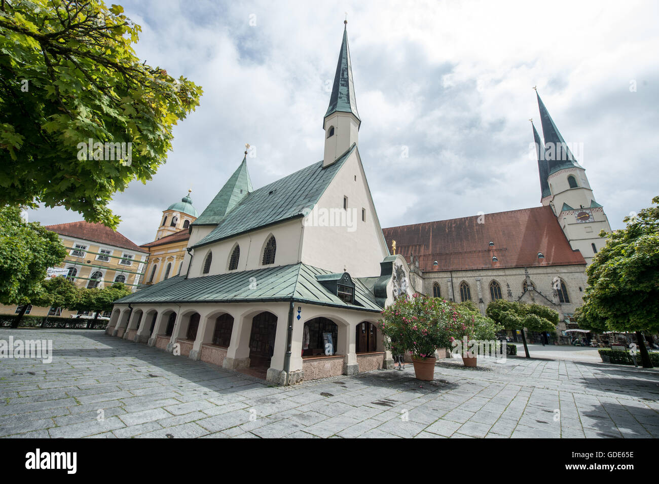 Altotting, Germany. 14th July, 2016. The chapel of grace (l) stands next to the Stiftspfarrkirche in the pilgramage destination of Altotting, Germany, 14 July 2016. Photo: Armin Weigel/dpa/Alamy Live News Stock Photo