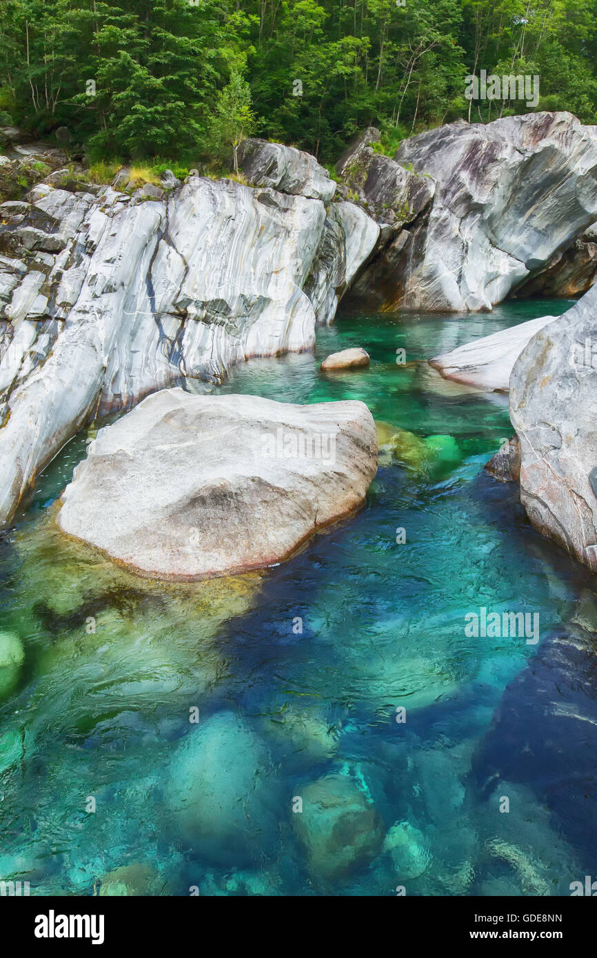 Water with rocks hi-res stock photography and images - Alamy