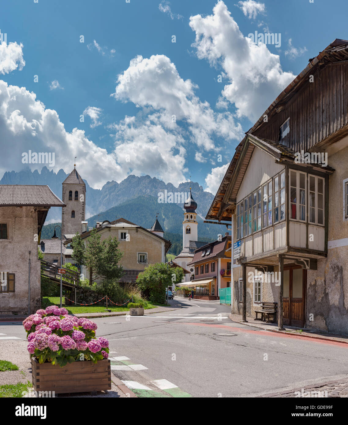 Innichen,San Candido,Italia,The Stiftkirche and the Saint Michael church,mountain Birkenkofel,Croda dei Baranci Stock Photo