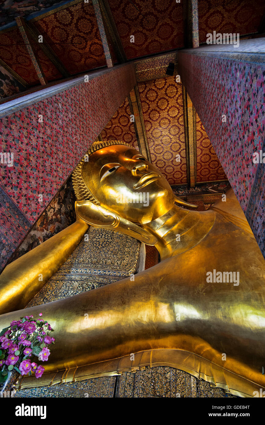 The reclining giant golden buddha statue in Wat Pho temple, Bangkok ...