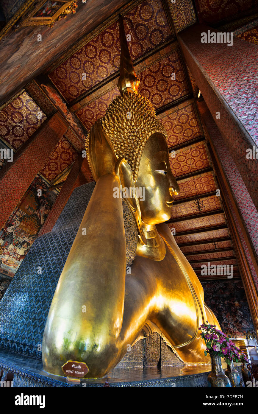 The reclining giant golden buddha statue in Wat Pho temple, Bangkok ...
