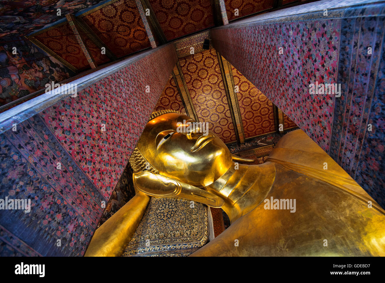 The reclining giant golden buddha statue in Wat Pho temple, Bangkok ...