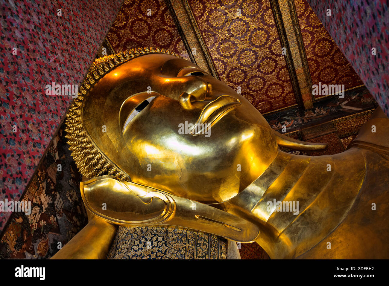 The reclining giant golden buddha statue in Wat Pho temple, Bangkok ...