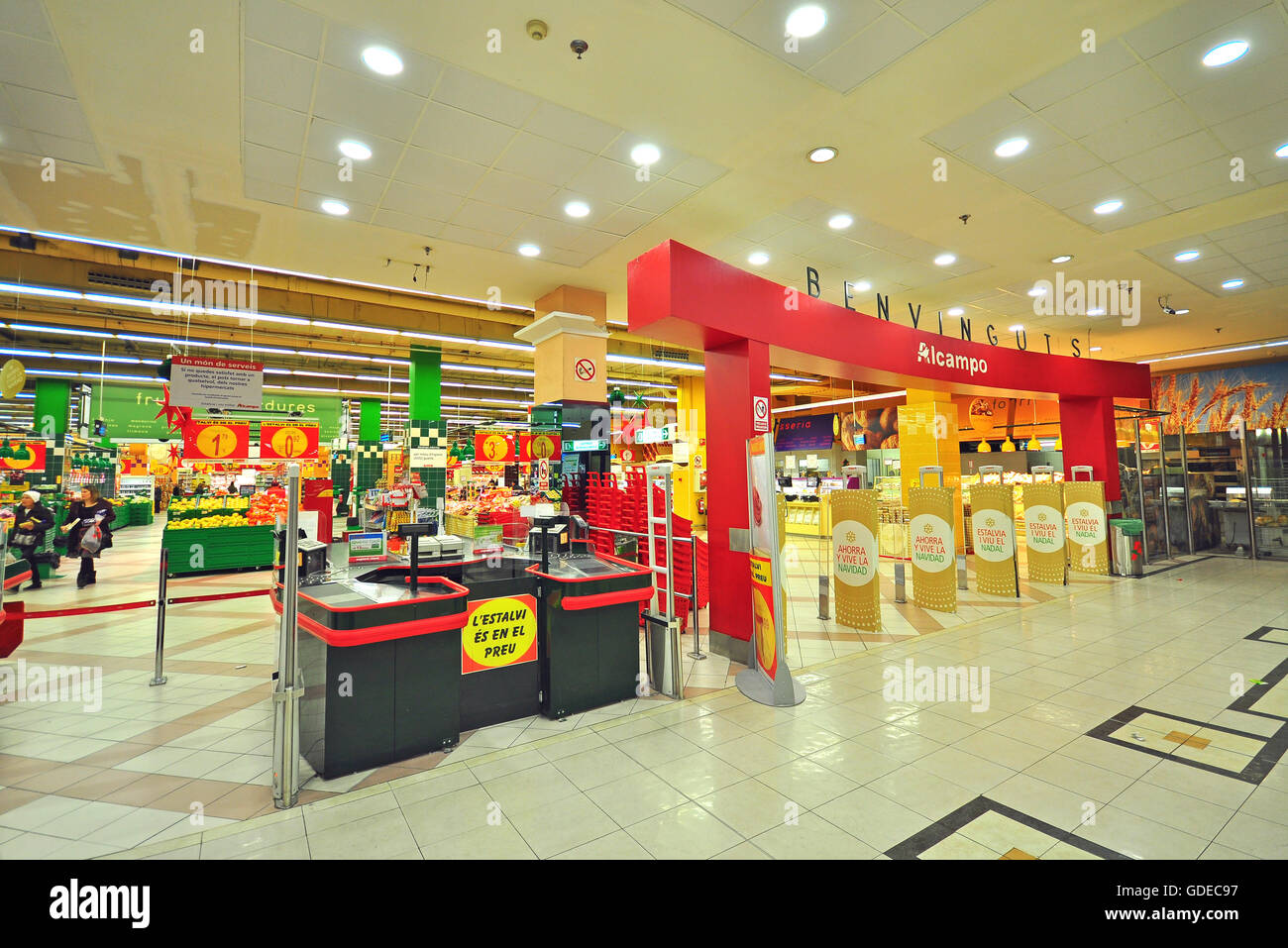 Almada, Portugal. Auchan Pet shop or store in the Almada Forum shopping mall or center. Auchan is a French hypermarket, supermarket or superstore Stock Photo - Alamy