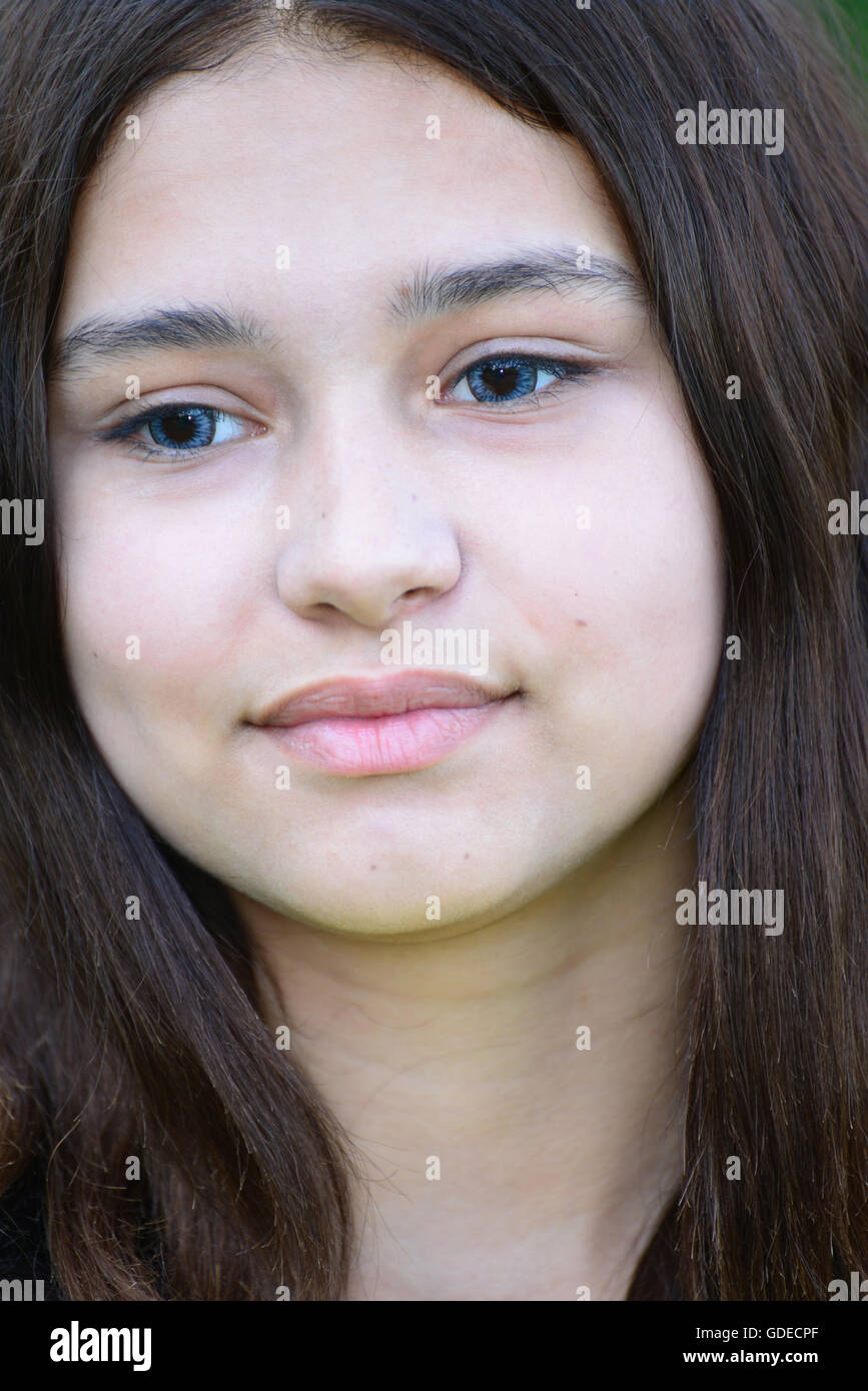 Dark skin teen girl hi-res stock photography and images - Alamy