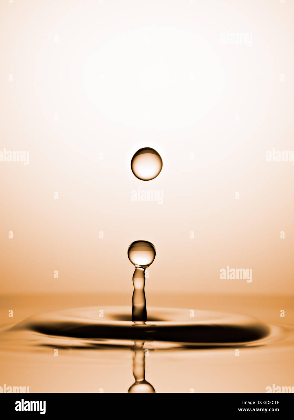 Colliding drops hi-res stock photography and images - Alamy