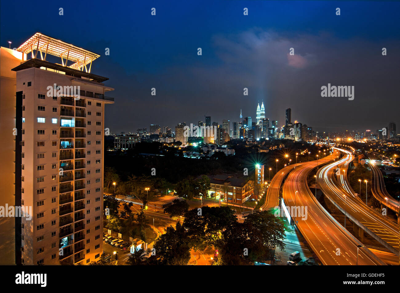 Sunrise over kuala lumpur skyline hi-res stock photography and images ...