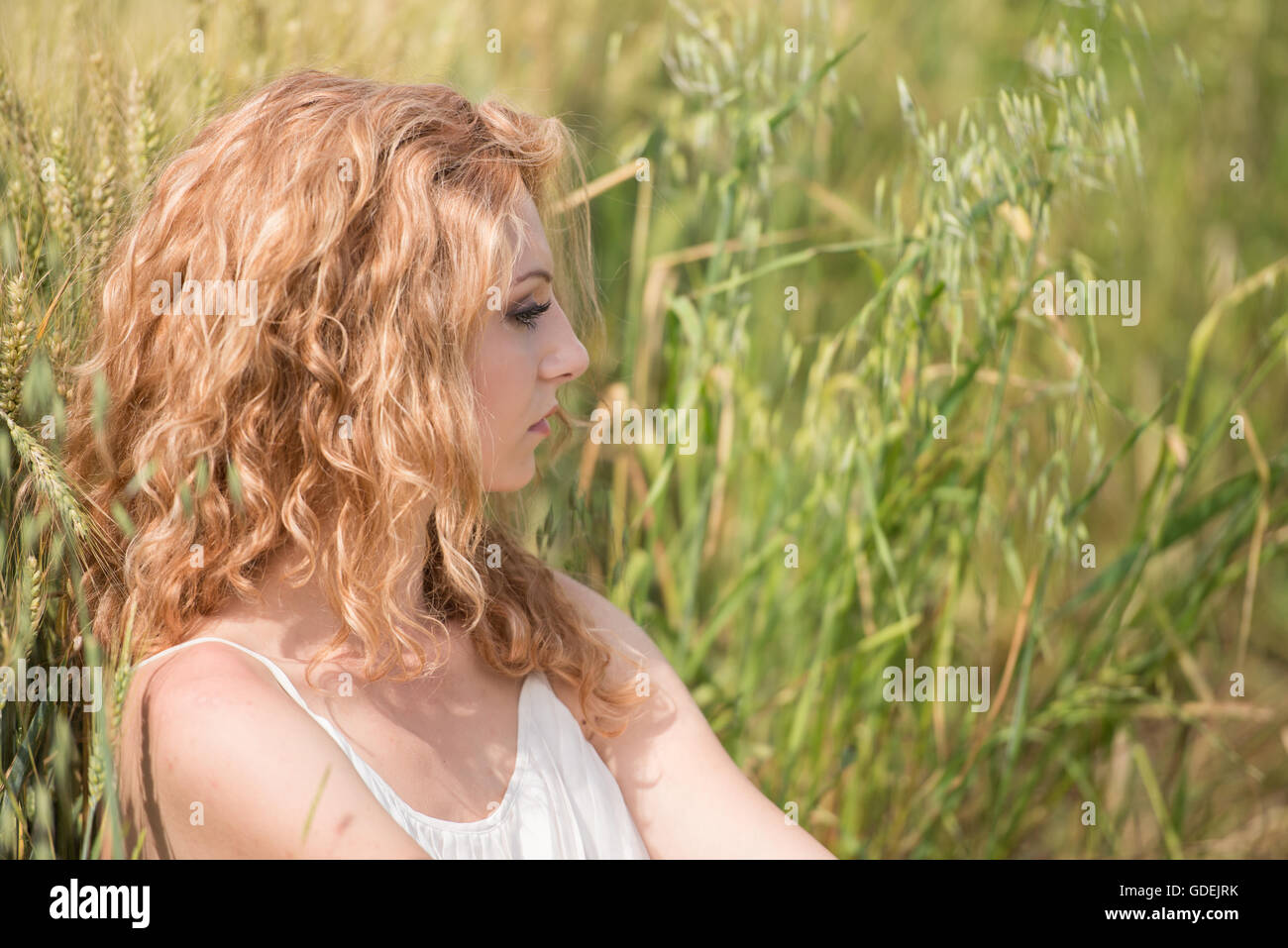 Woman in a field of wheat hi-res stock photography and images - Alamy