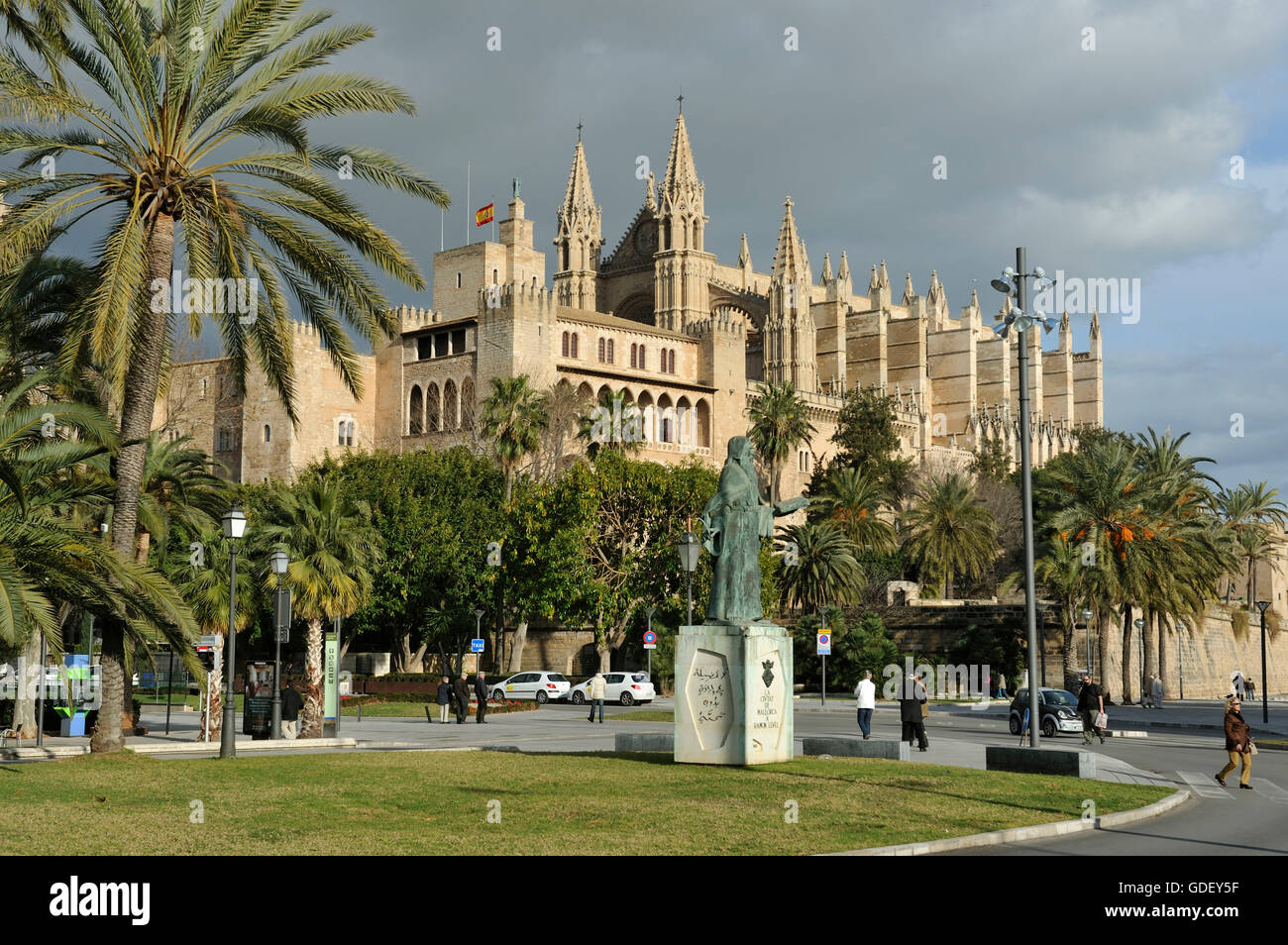 Kathedrale La Seu, Ramon Llull Statue, Palma de Mallorca, Spain, Mallorca Stock Photo