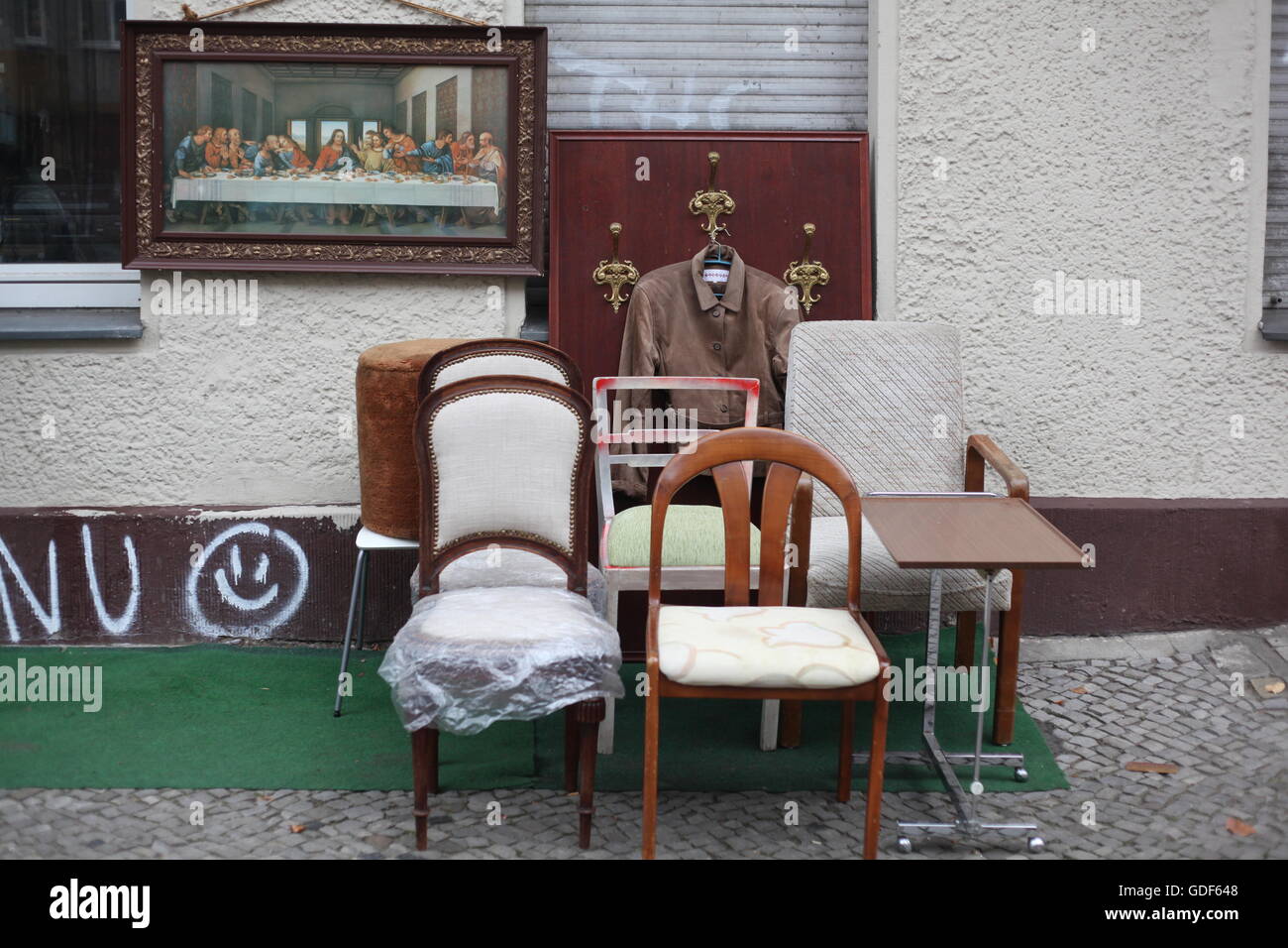 Street View of chairs and tables outside a furniture store, compare to a picture of The Last Supper (Leonardo da Vinci) Stock Photo