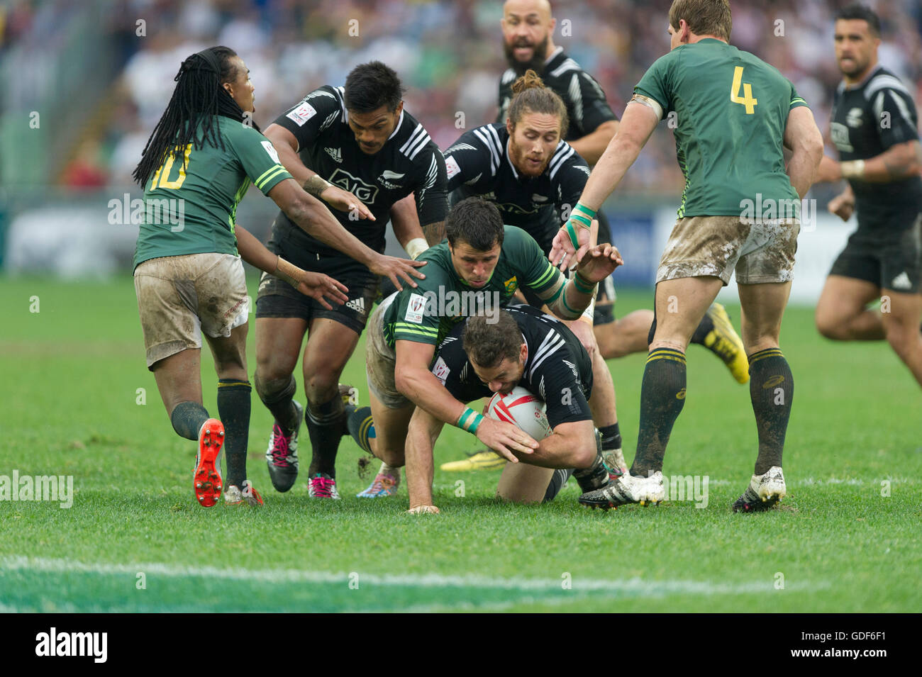 Hong Kong Sevens rugby, New Zealand Kurt Baker is tackled by South Africa Ruhan Nel. Stock Photo