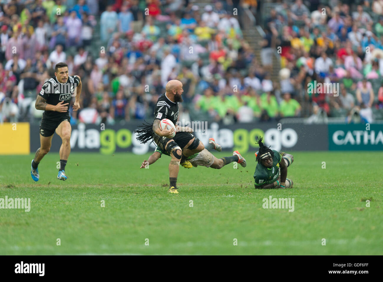 Hong Kong Sevens rugby, DJ Forbes New Zealand gets tackled by South Africa player Cecil Afrika Stock Photo