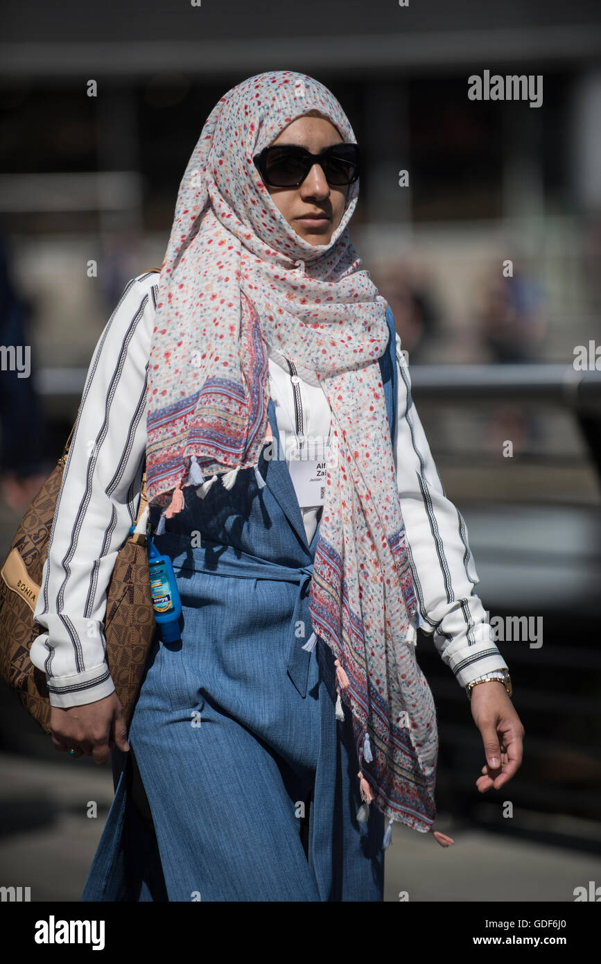 Hijab wearing muslim woman hi-res stock photography and images - Alamy