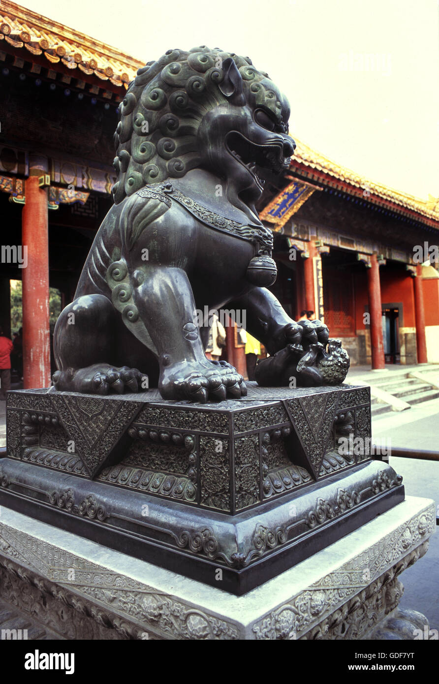 Bronze lion hi-res stock photography and images - Alamy