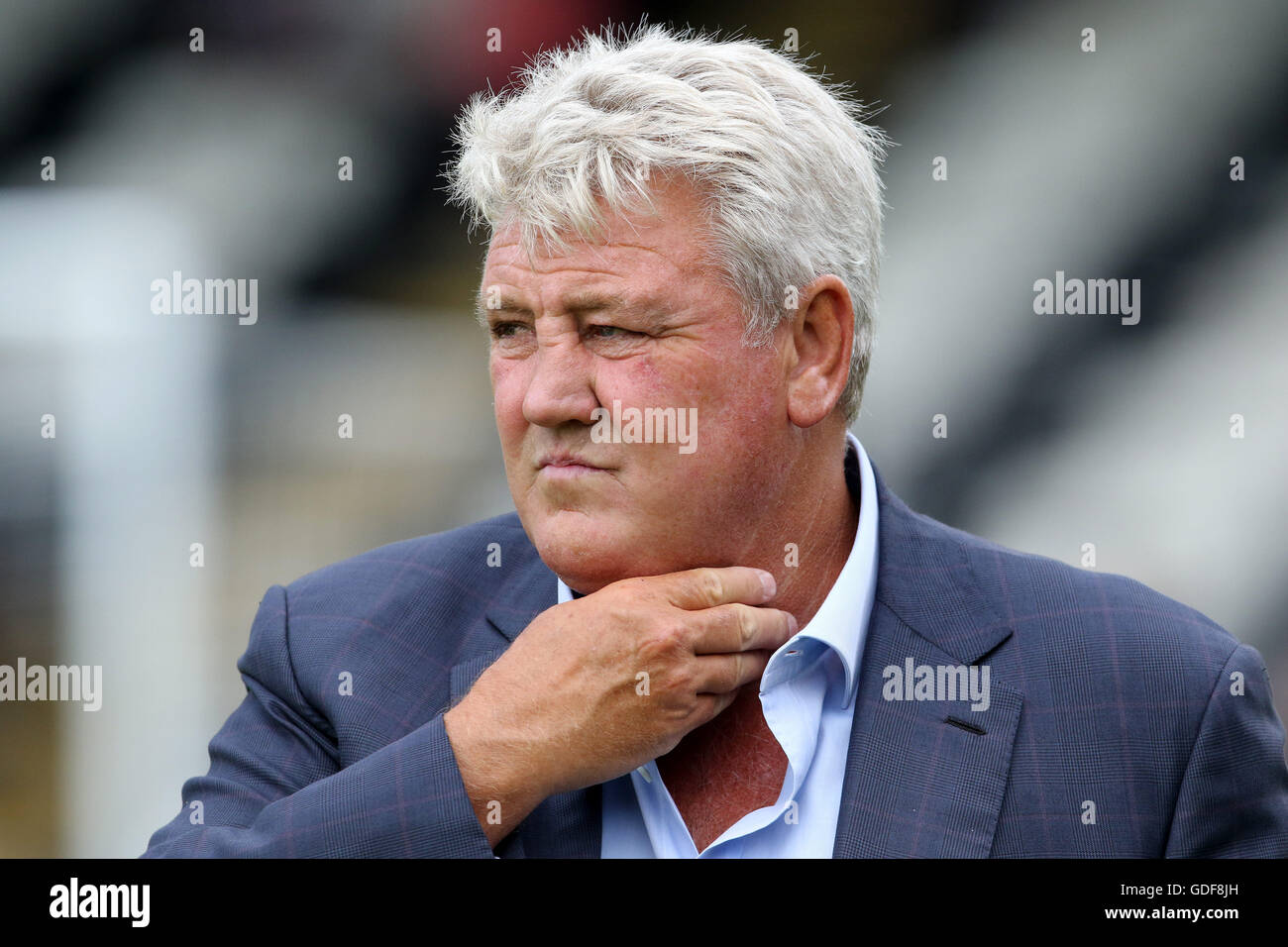 Hull City manager Steve Bruce during the pre-season friendly match at Blundell Park, Cleethorpes. PRESS ASSOCIAITON Photo. Picture date: Friday July 15, 2016. See PA story SOCCER Grimsby. Photo credit should read: Richard Sellers/PA Wire. RESTRICTIONS: No use with unauthorised audio, video, data, fixture lists, club/league logos or 'live' services. Online in-match use limited to 75 images, no video emulation. No use in betting, games or single club/league/player publications. Stock Photo