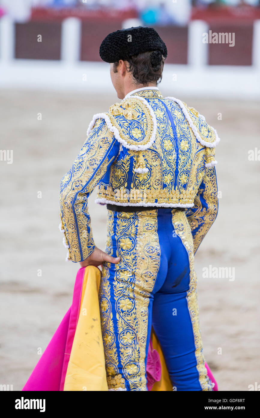 Bullfighter El Fandi bullfighting with the crutch in the Bullring of Linares, Spain Stock Photo