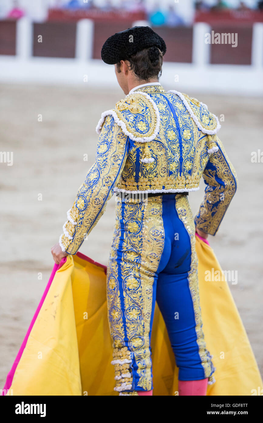 Bullfighter El Fandi bullfighting with the crutch in the Bullring of Linares, Spain Stock Photo