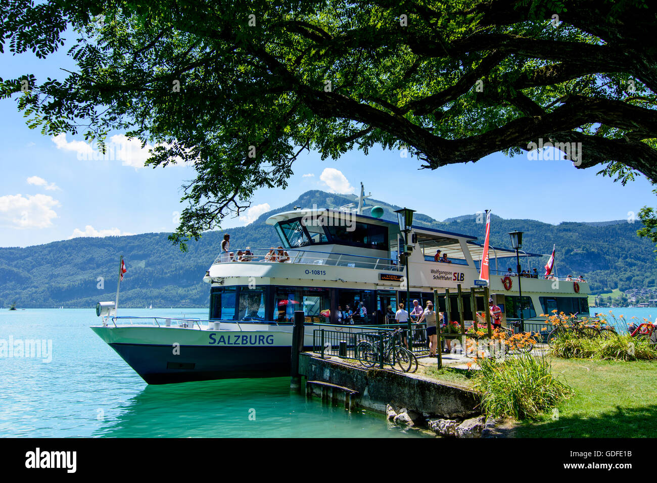 Sankt Gilgen: Excursion boat on lake Wolfgangsee at the dock Fürbergbucht, Austria, Salzburg, Salzkammergut Stock Photo
