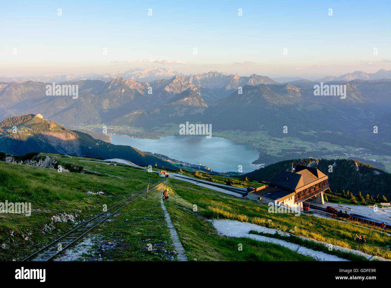 Sankt Gilgen: View from Schafberg to lake Wolfgangsee, on the horizon the Dachstein Mountains, Austria, Salzburg, Salzkammergut Stock Photo