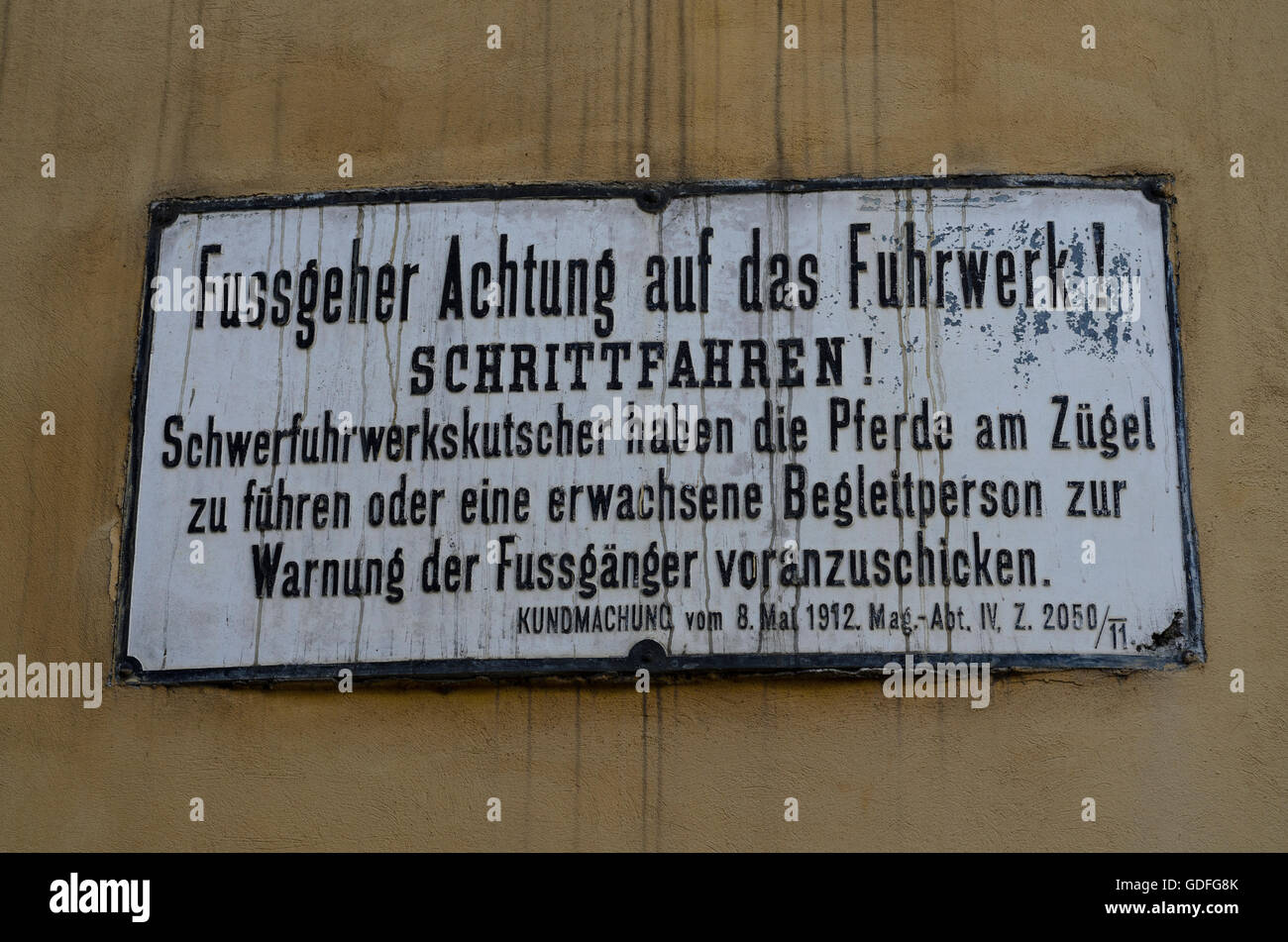 Wien, Vienna: Sign ' Pedestrians Caution with wagons ' in alley Griechengasse, Austria, Wien, 01. Stock Photo