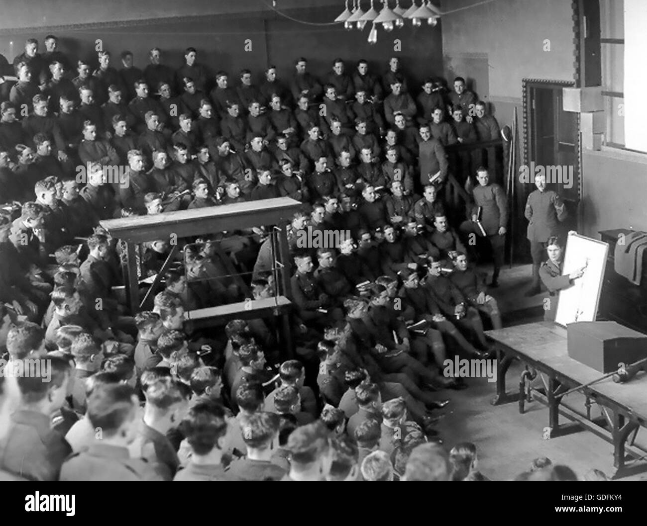FIRST WORLD WAR Recruits to the Royal Flying Corps under training in the Oxford University Museum lecture hall. Stock Photo