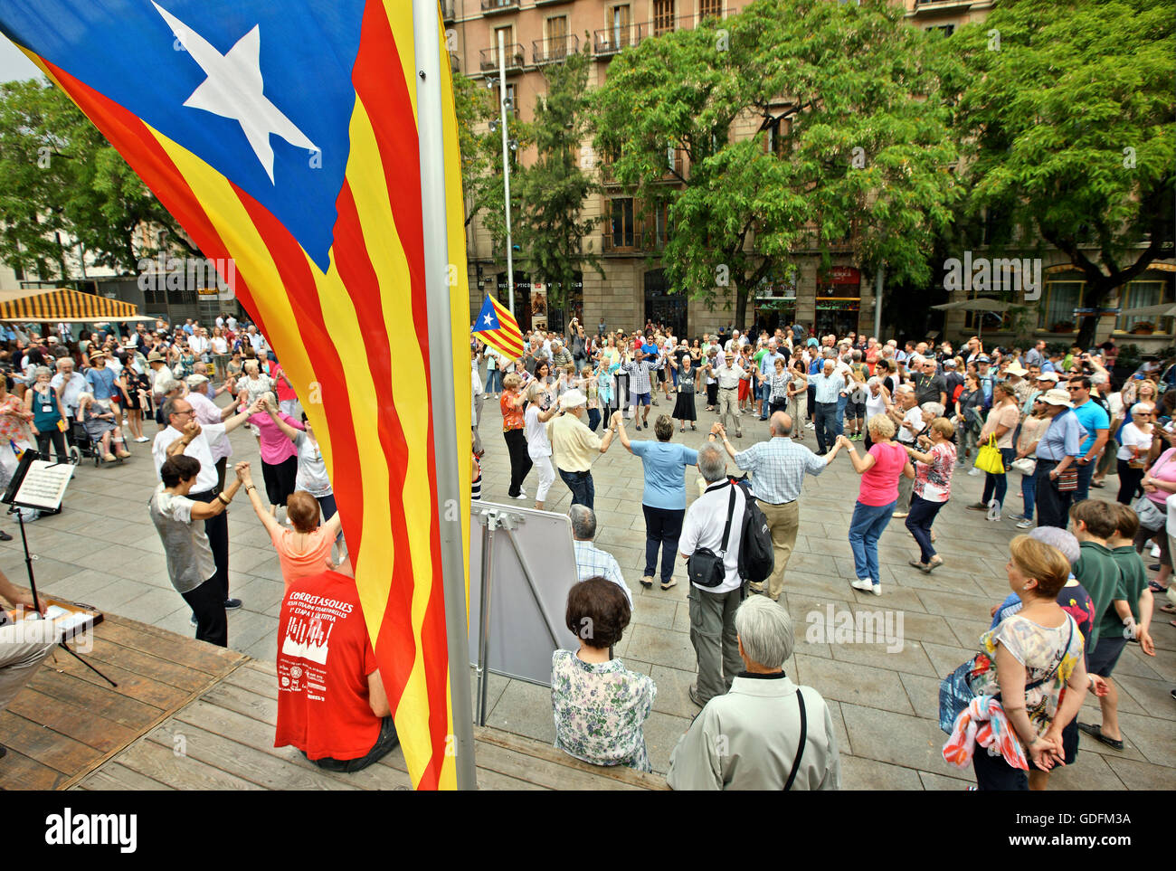 Catalans dancing the Sardana (traditional dance of Catalonia) outside the Cathedral, Barcelona, Catalonia, Spain Stock Photo