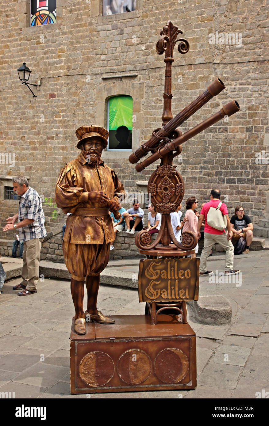 'Living statue'  in the Gothic Quarter (Barri Gotic), Barcelona, Catalonia, Spain. Stock Photo