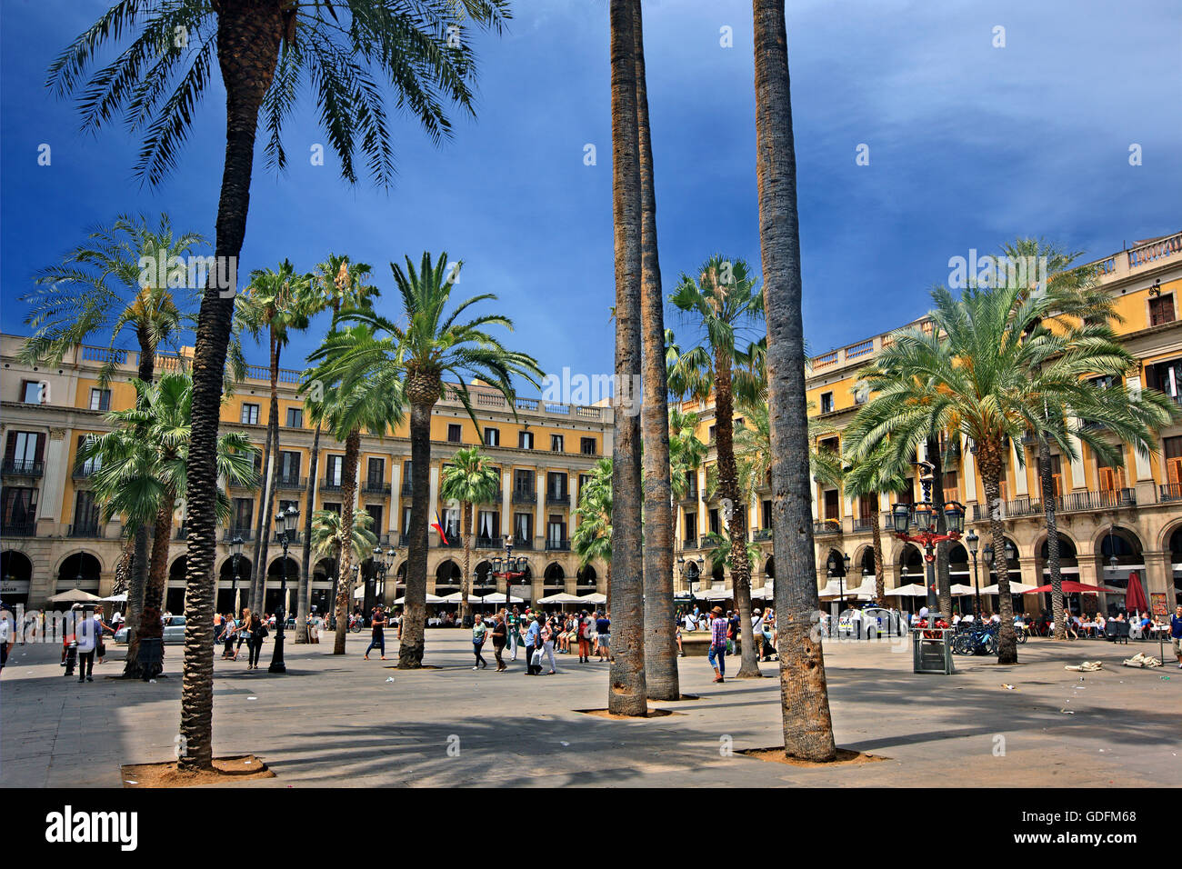 The Placa Reial, (Royal square), next to La Rambla, Barri Gotic (Gothic quarter), Barcelona, Catalonia, Spain Stock Photo