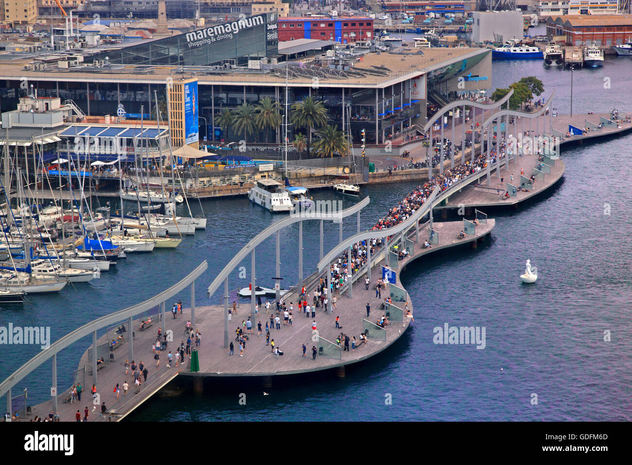 The 'Rambla del Mar' bridge leading to MareMagnum, Barcelona, Catalonia, Spain. Stock Photo