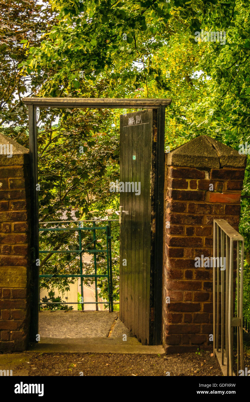 Secret garden gate hi-res stock photography and images - Alamy