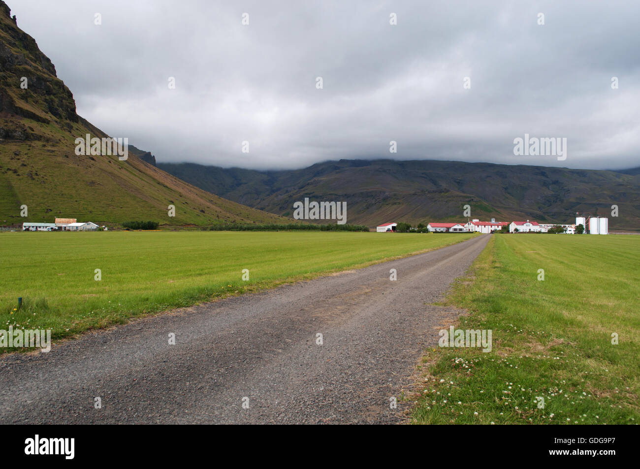 Iceland: houses under the volcano Eyjafjallajokull, whose 2010 eruption led to the closure of airspace from many Ue airports Stock Photo