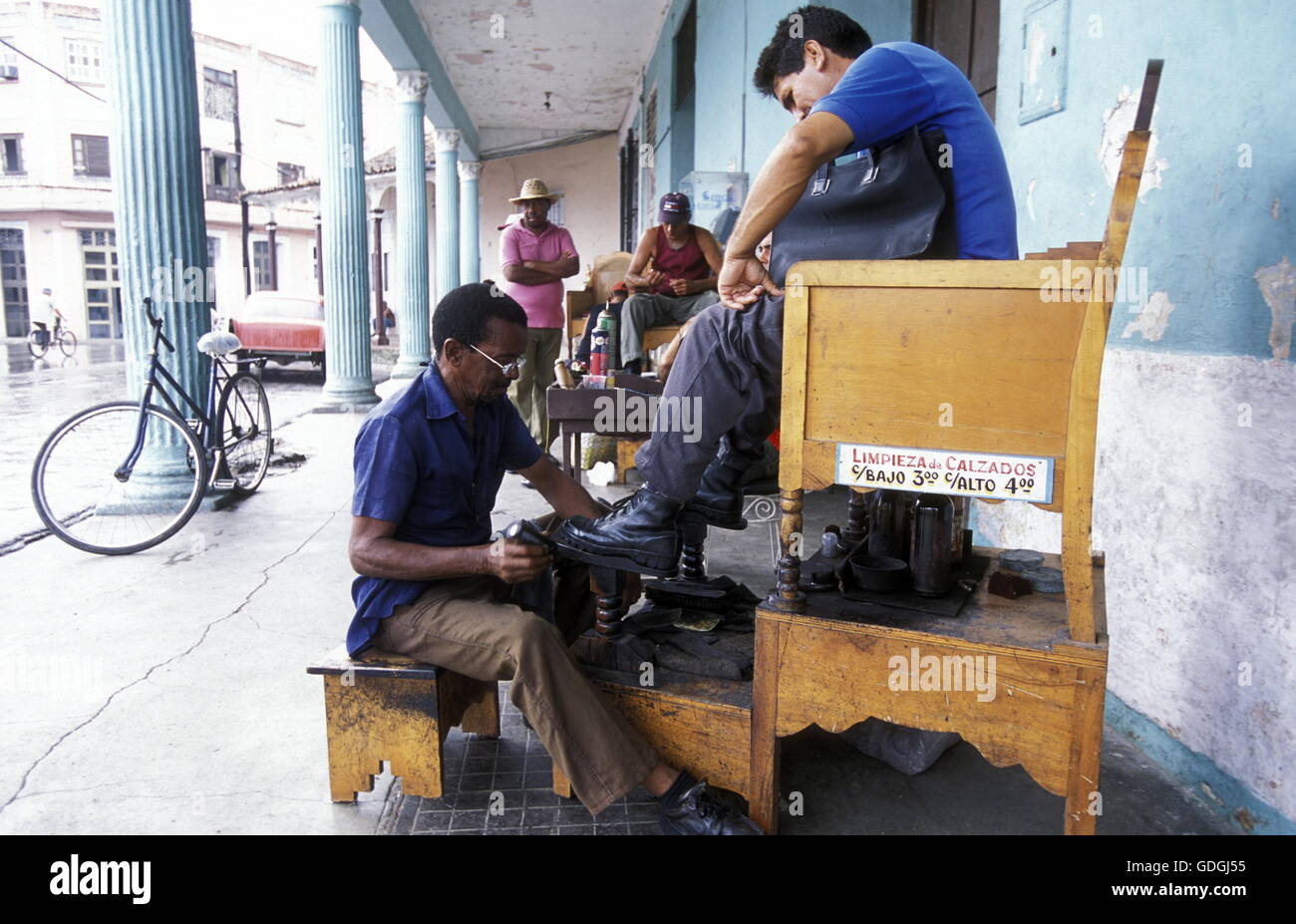 Ein Schuhputzer im Zentrum der Historischen Altstadt von Sancti Spiritus auf der Insel Kuba.       (Urs Flueeler) Stock Photo