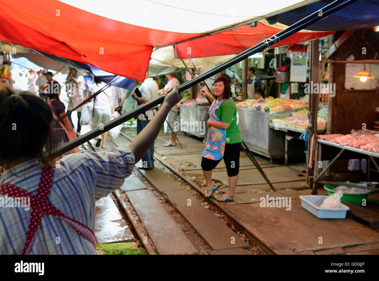 Der Maeklong Railway Markt beim Maeklong Bahnhof ausserhalb der Hauptstadt Bangkok von Thailand in Suedostasien. Stock Photo