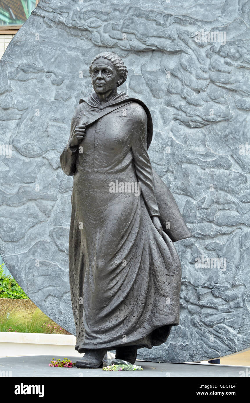 statue-of-crimean-war-nurse-mary-seacole-in-the-gardens-of-st-thomas