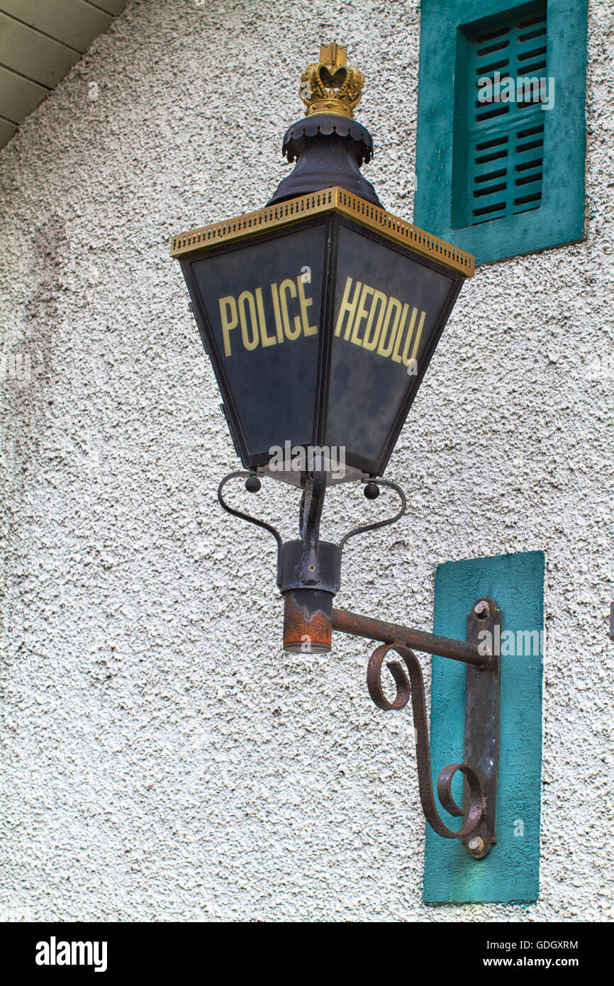 Bilingual Police sign in English and Welsh, Heddlu is the Welsh word for Police. Stock Photo