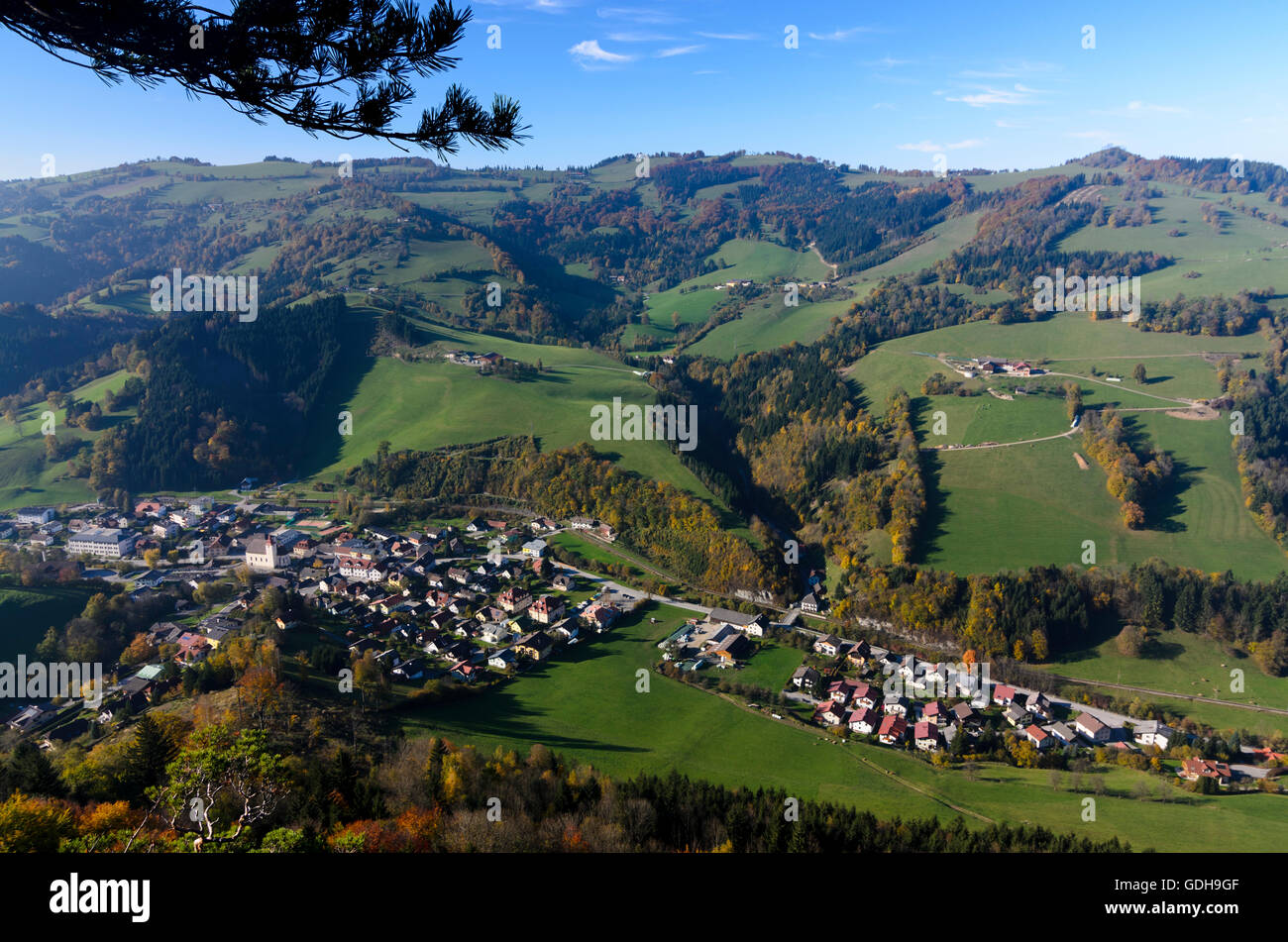 Frankenfels: view from mount Falkenstein to Frankenfels, opposite mount Frankenfelsberg and valley Natterstal, Austria, Niederös Stock Photo
